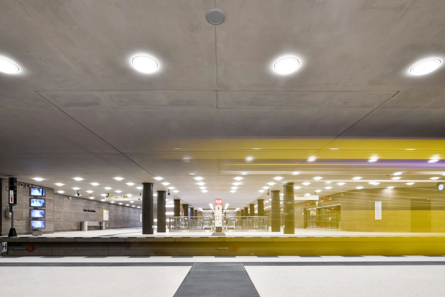 Ein Zug der U6 im U-Bahnhof Unter den Linden in Mitte. Auch diese Station ist von der Störung betroffen.