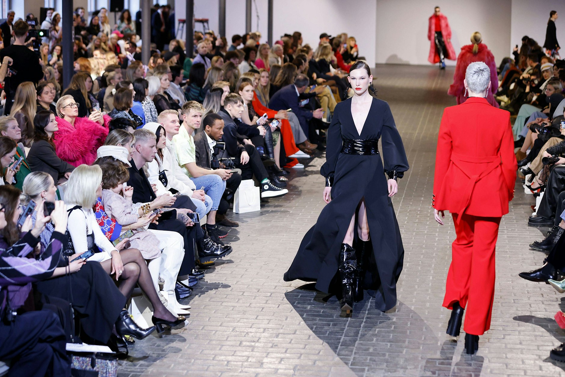 Marcel Ostertag taufte seine Kollektion „Discoteca“. Die kraftvollen Looks sollen das Leben zelebrieren.