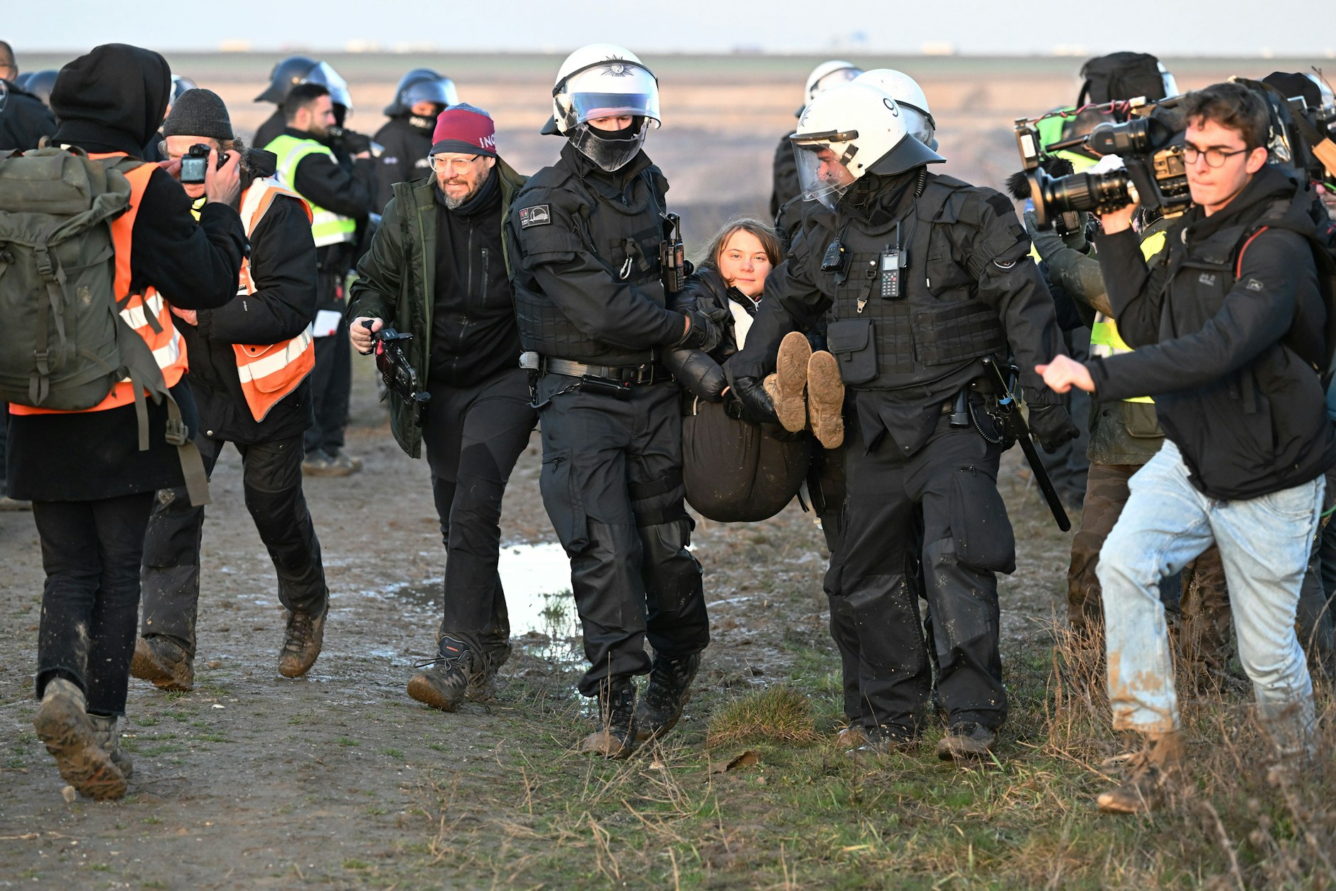 Die Festnahme von Greta Thunberg wird auf Twitter diskutiert.