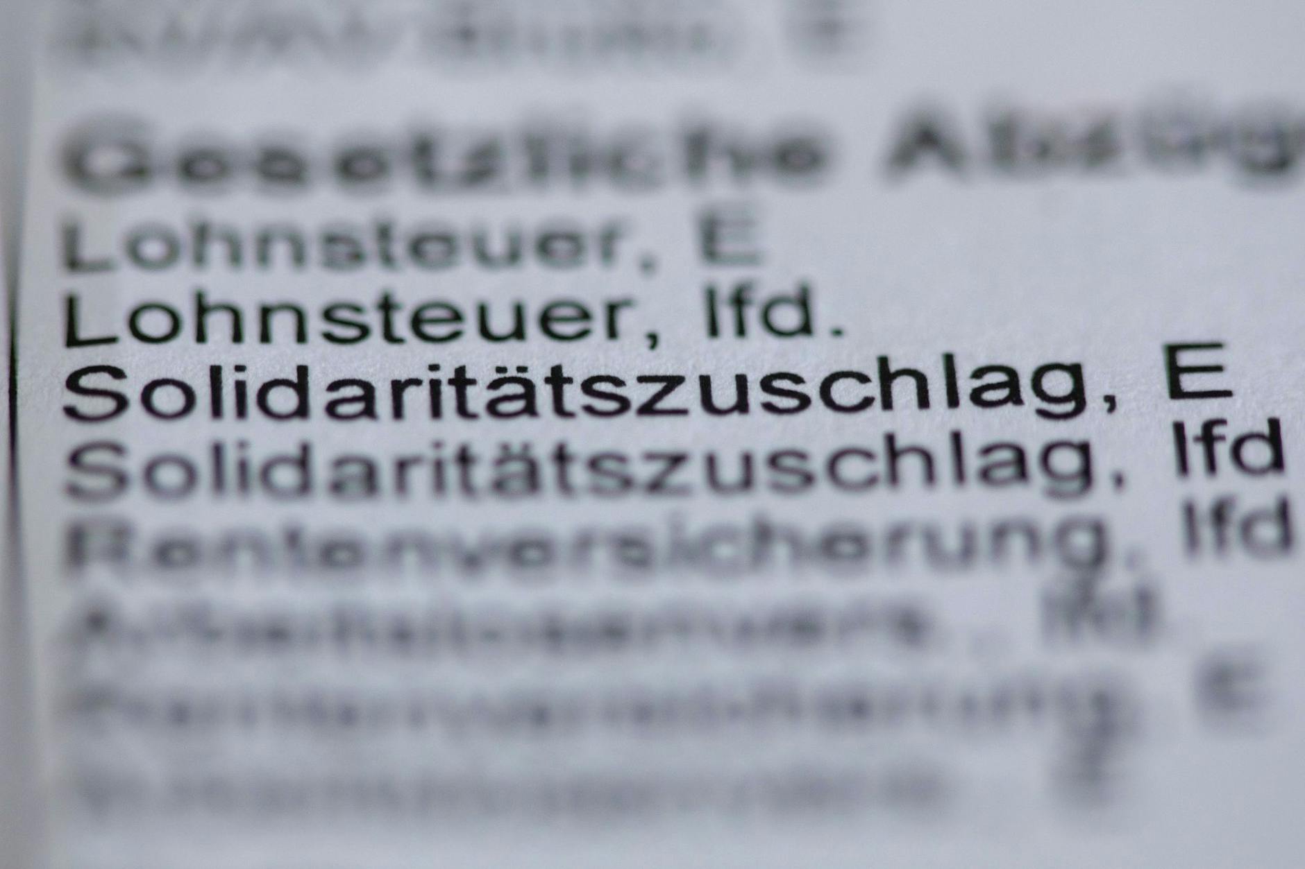 ARCHIV - Der Posten Solidaritätszuschlag ist auf einer Lohnabrechnung zu sehen. a
