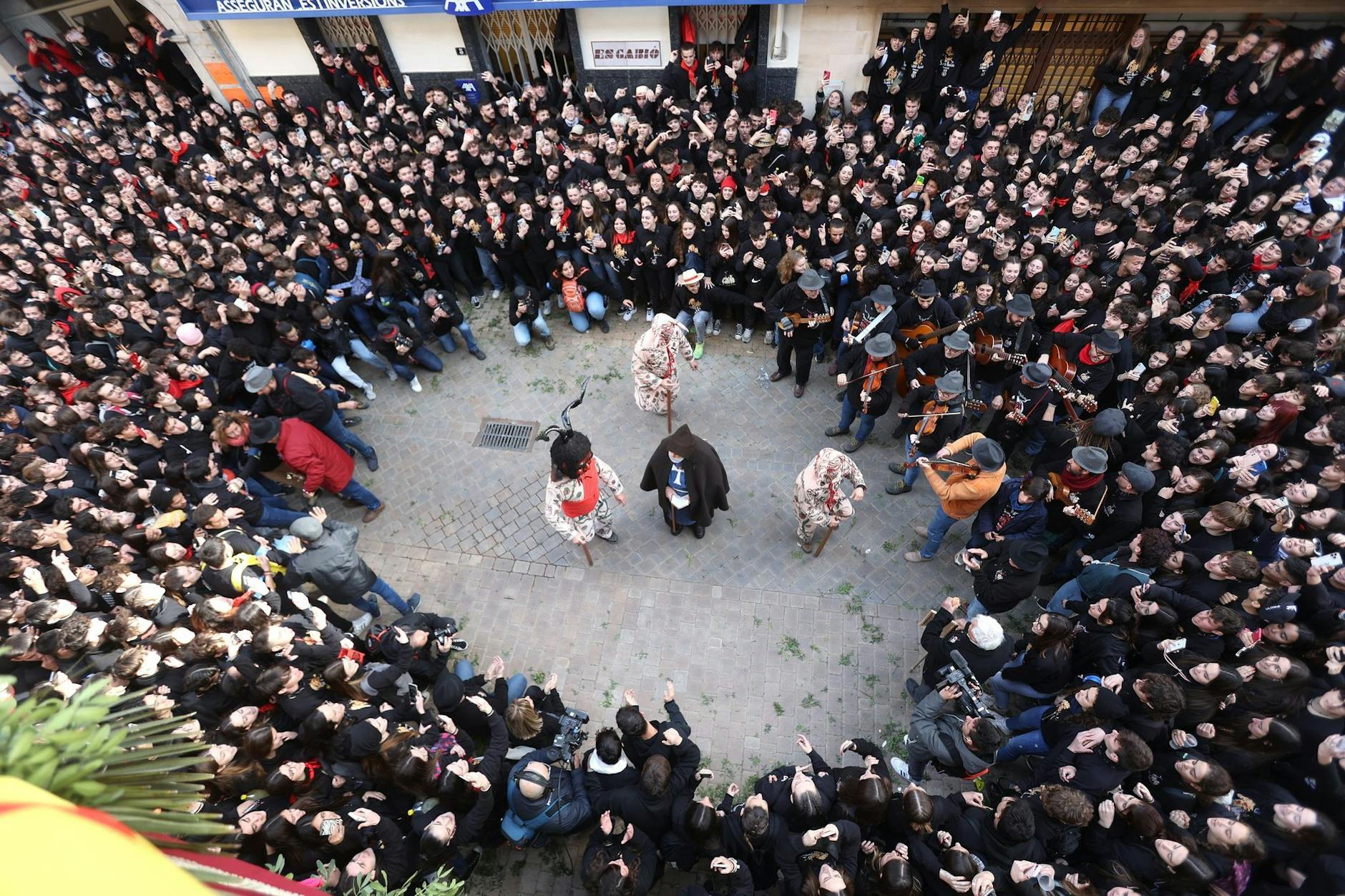 Und wenn die Teufel tanzen - dann schauen alle zu.