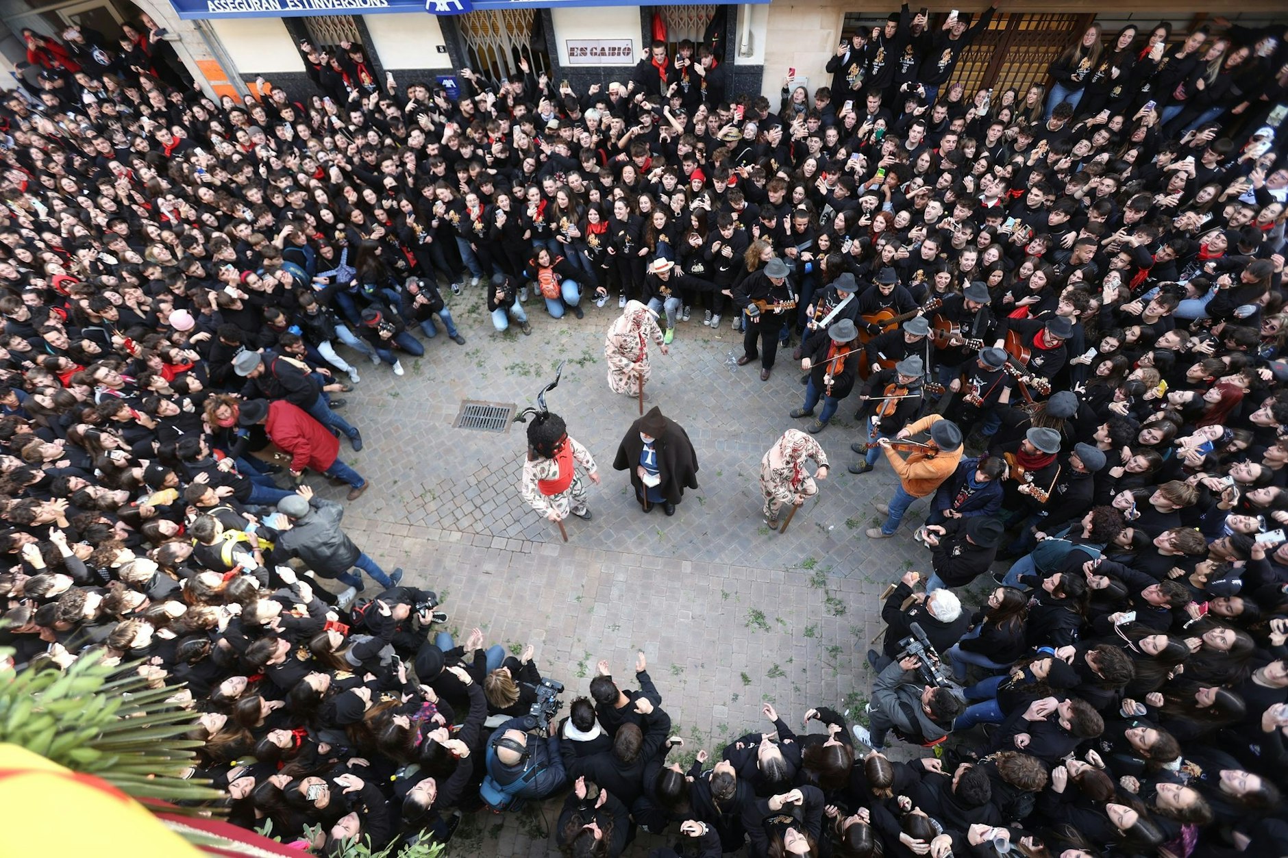 Und wenn die Teufel tanzen - dann schauen alle zu.  