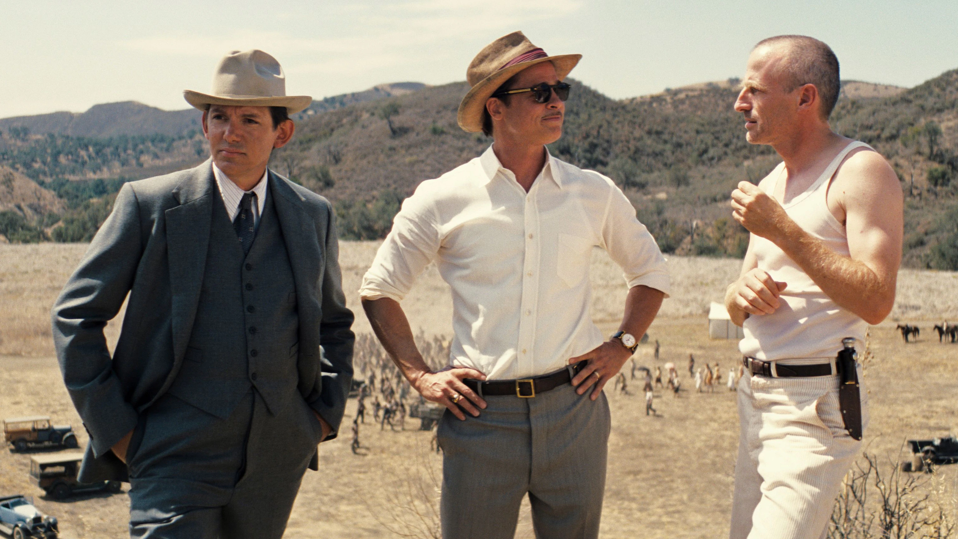 Bei der Arbeit zum nächsten großen Kostümfilm: Lukas Haas, Brad Pitt und Filmemacher Spike Jonze, der in „Babylon“ einen deutschen Regisseur spielt.