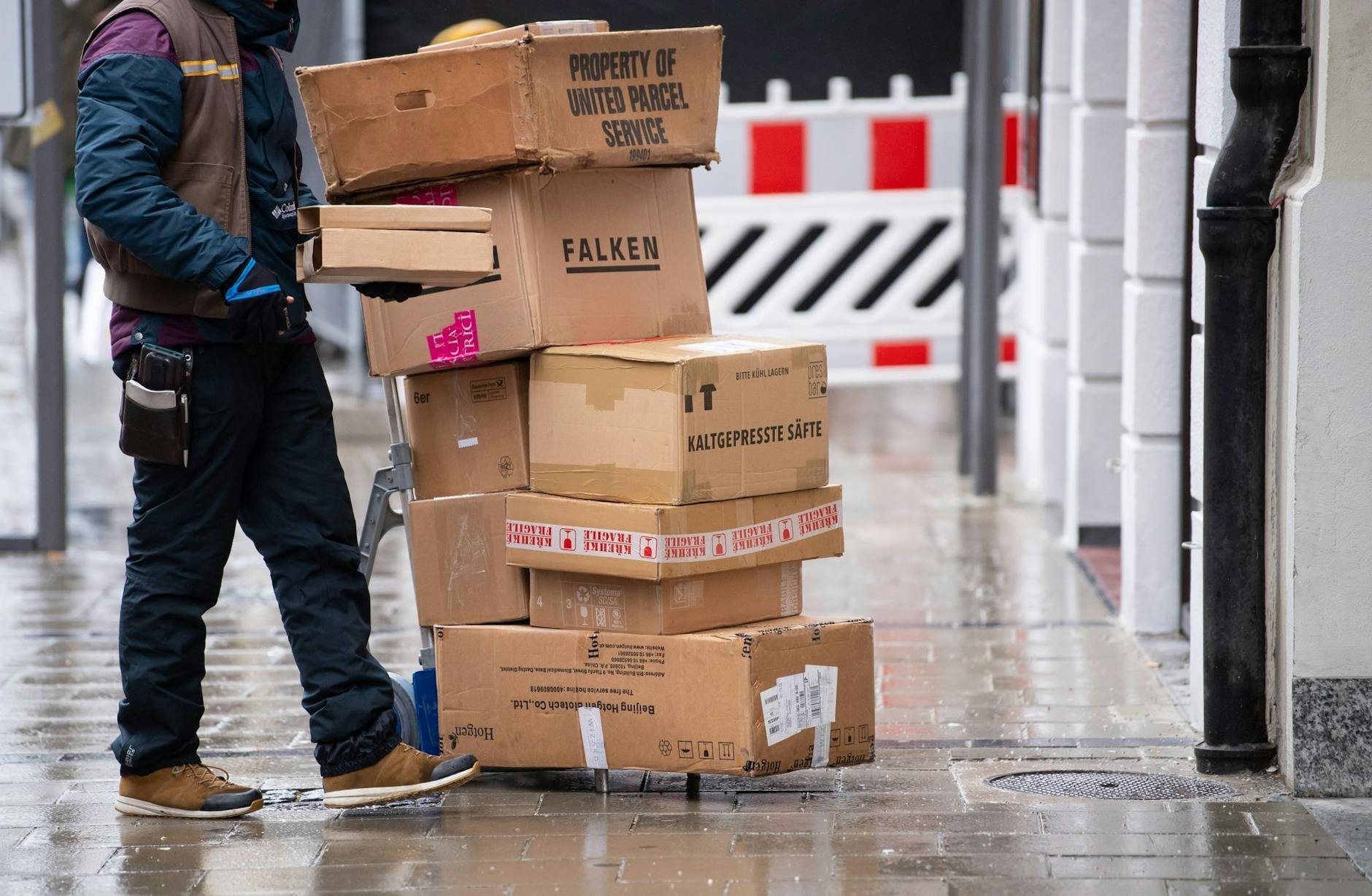 ARCHIV - Die Paketfirmen arbeiten in Deutschland unterschiedlich stark mit externen Dienstleistern zusammen.
