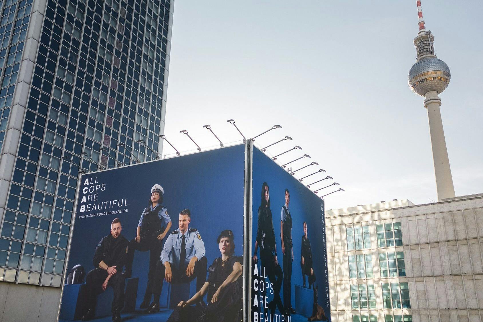 Das Plakat der Bundespolizei am Alexanderplatz kam nicht bei jedem gut an.