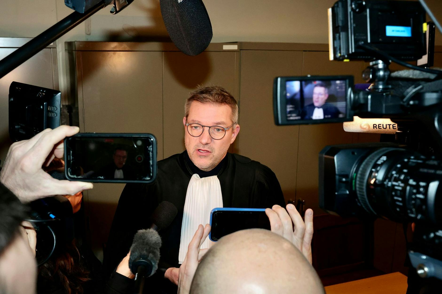 Laurent Kennes, der Anwalt des ehemaligen Europaparlamentariers Pier Antonio Panzeri, spricht vor einer Gerichtsanhörung im Palais de Justice in Brüssel mit den Medien.