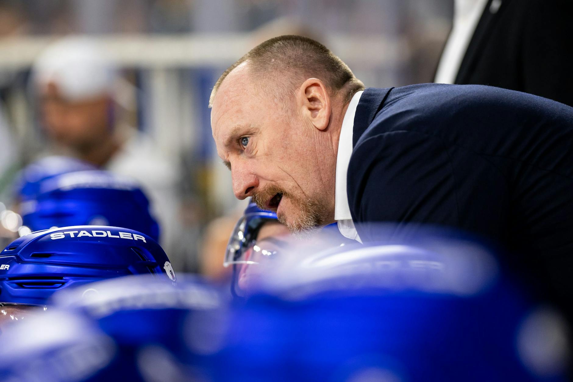 EHC- Co-Trainer Craig Streu flüstert die Siegertipps an der Bande. Hoffentlich auch in Frankfurt. 