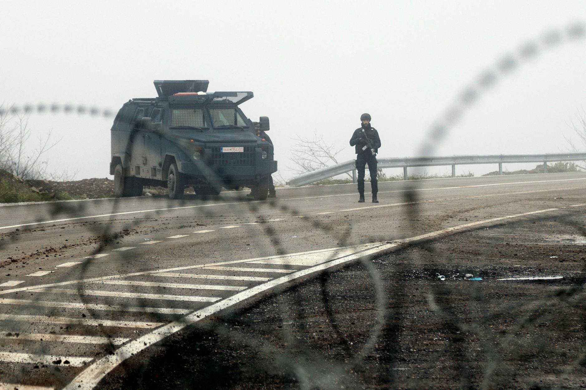 Ein kosovarischer Polizist nahe der Grenze im Norden des Landes. Das Bild entstand Ende Dezember.