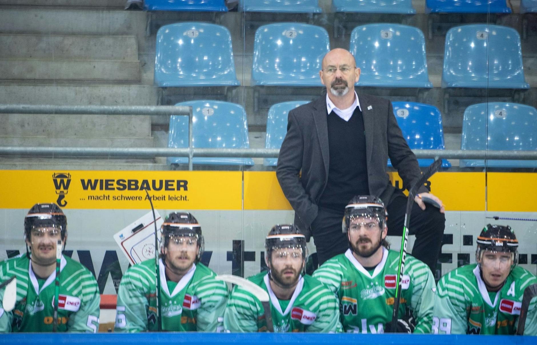ARCHIV - Bietigheims Trainer Daniel Naud steht an der Bank.