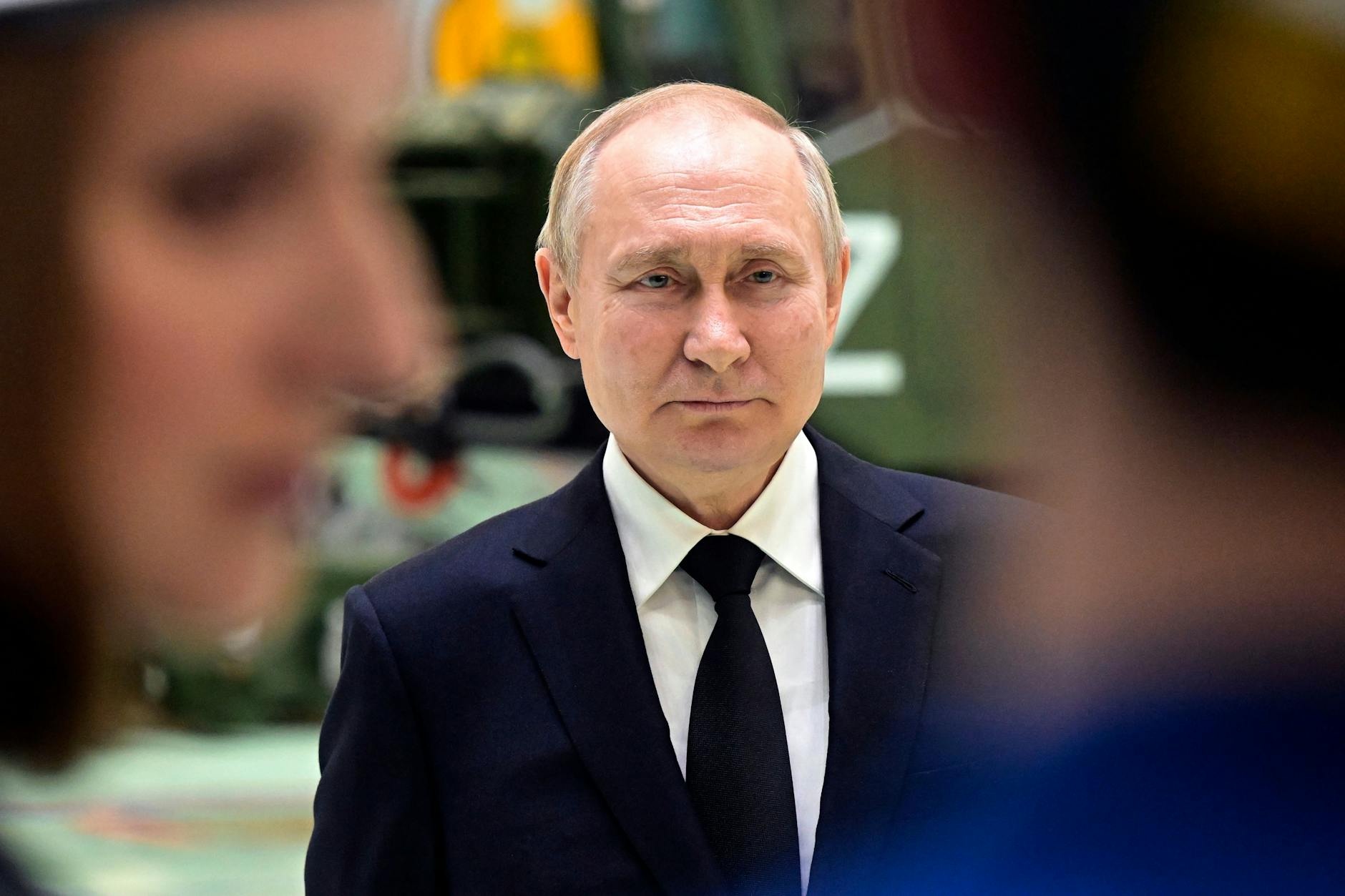 Kritiker werfen Putin vor, die Gedenktage zur Erinnerung an den Sieg der Sowjetunion gegen Hitler-Deutschland für seine Kriegspropaganda zu missbrauchen.