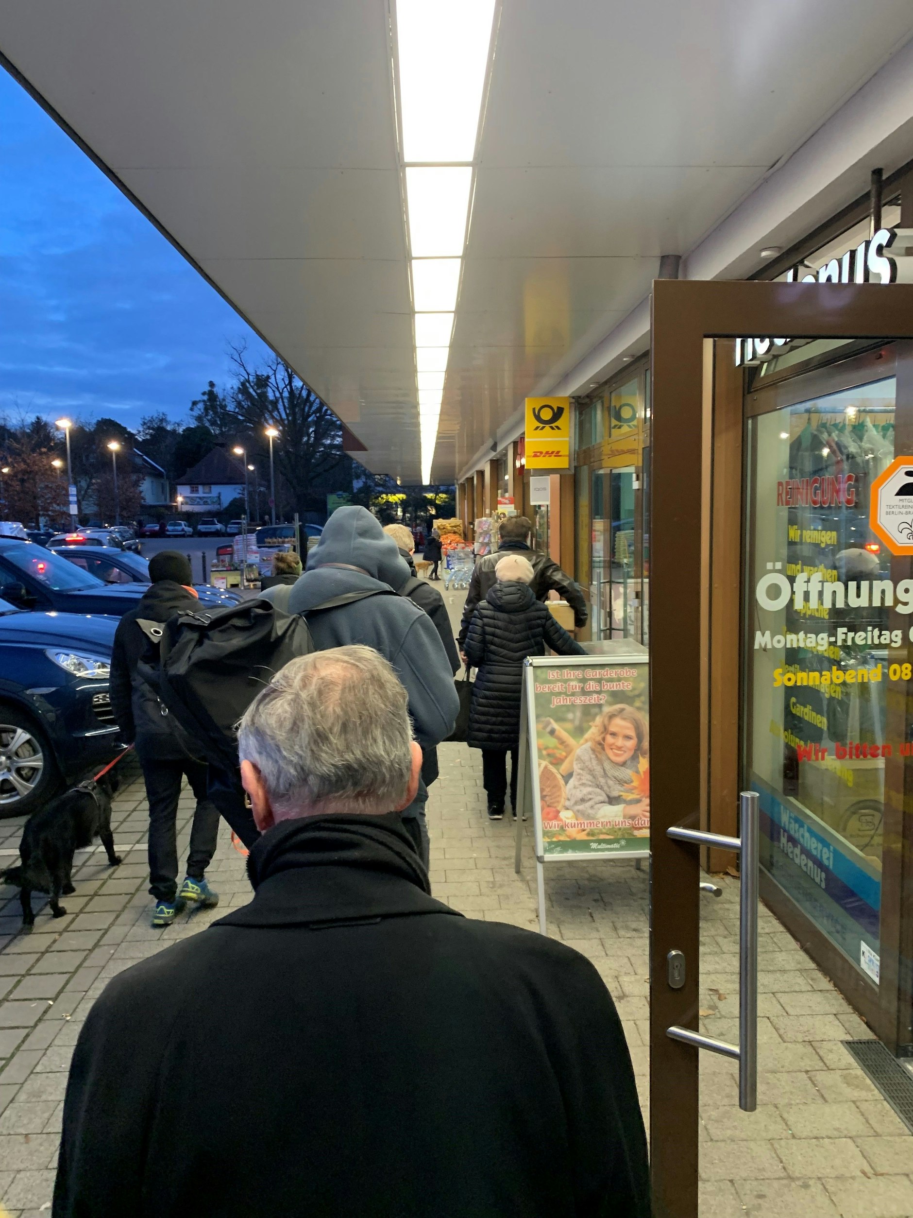 Ein Leser machte dieses Foto vor der Post-Partnerfiliale in Schlachtensee an der Breisgauer Straße: Eine frierende Warte-Schlange vor der Tür, im Laden hätten weitere fünf, sechs Leute gestanden.