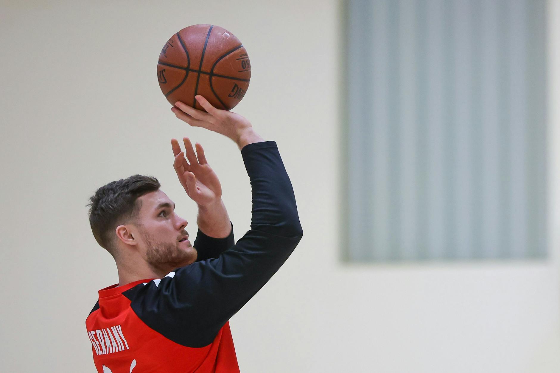 Wechsel der Sportart: Handball-Nationalspieler Johannes Golla griff in der Vorbereitung auf das Duell mit Argentinien im Training zum Basketball.