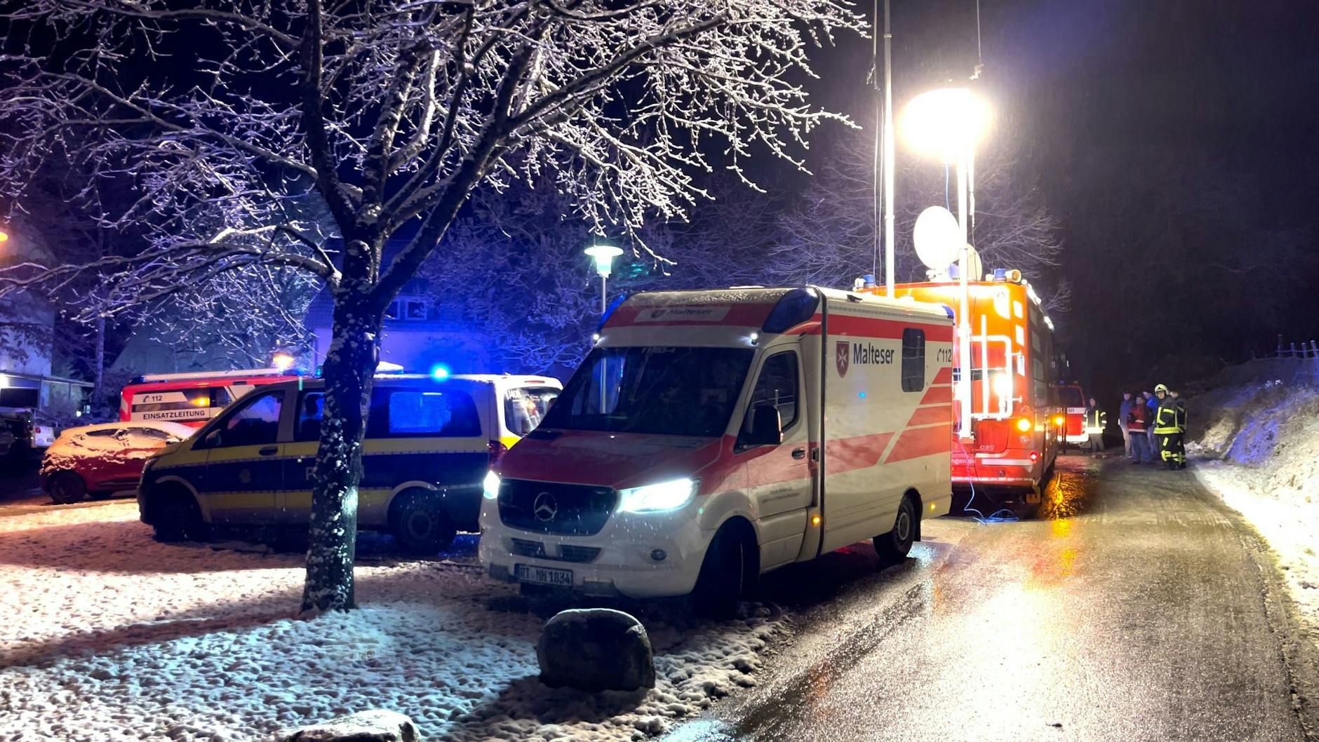 ARCHIV - Feuerwehr, Polizei und Rettungskräfte sind in Reutlingen im Einsatz.