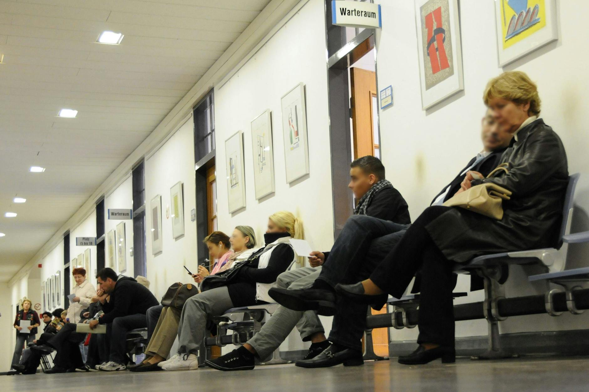 Bitte warten? Berlins Regierender Bürgermeister will erreichen, dass Berliner auch wieder ohne Termin zum Bürgeramt kommen können.