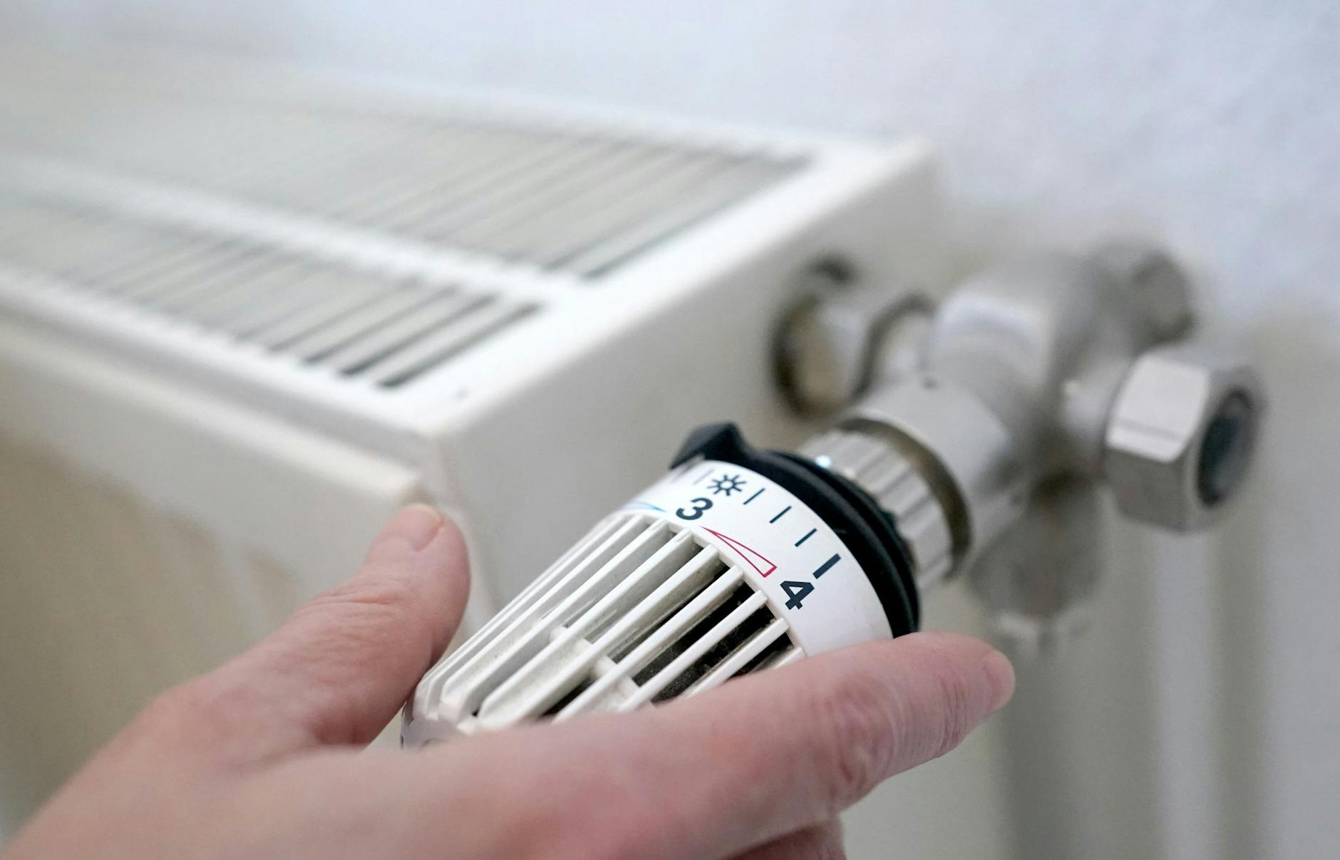 ARCHIV - Im Großhandel sind die Preise für Strom und Gas in den vergangenen Wochen deutlich gesunken. Doch wann kommt das beim Endkunden an?