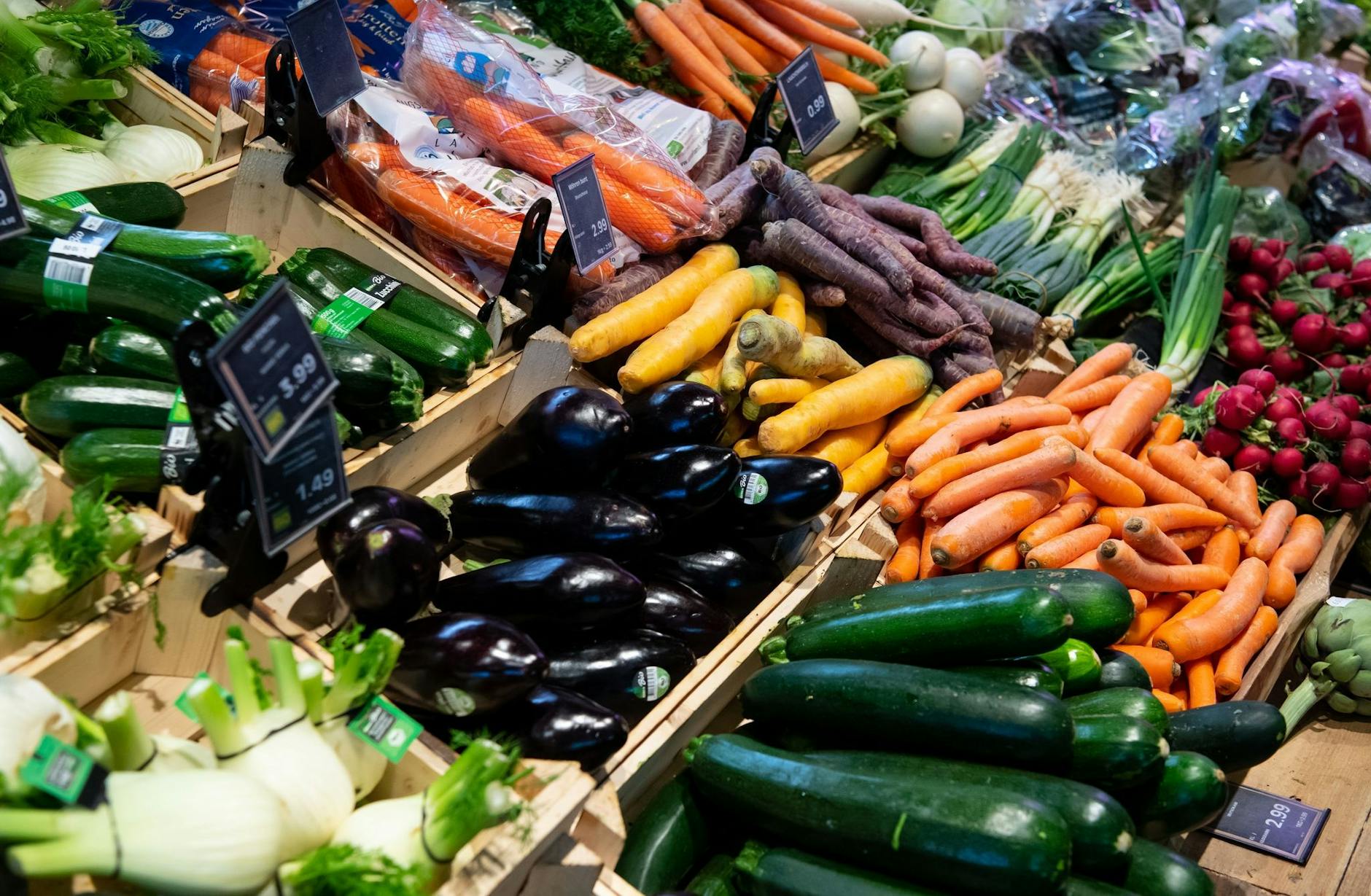 ARCHIV - Bio oder Discount? Wegen der hohen Inflation entscheiden sich mehr Konsumenten für die günstigere Variante im Supermarktregal.