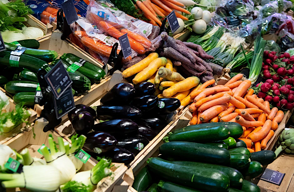 ARCHIV - Bio oder Discount? Wegen der hohen Inflation entscheiden sich mehr Konsumenten für die günstigere Variante im Supermarktregal.  