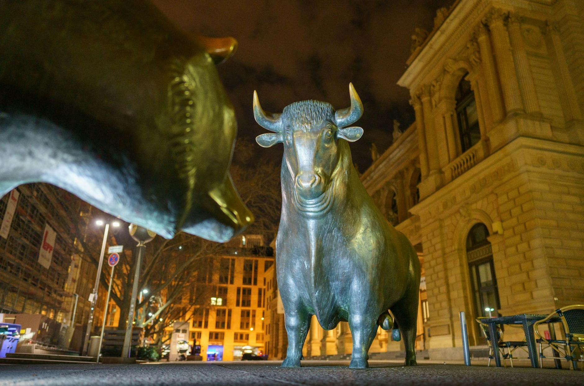 ARCHIV - Die Skulpturen von Bulle und Bär sind die Wahrzeichen vor der Frankfurter Börse.