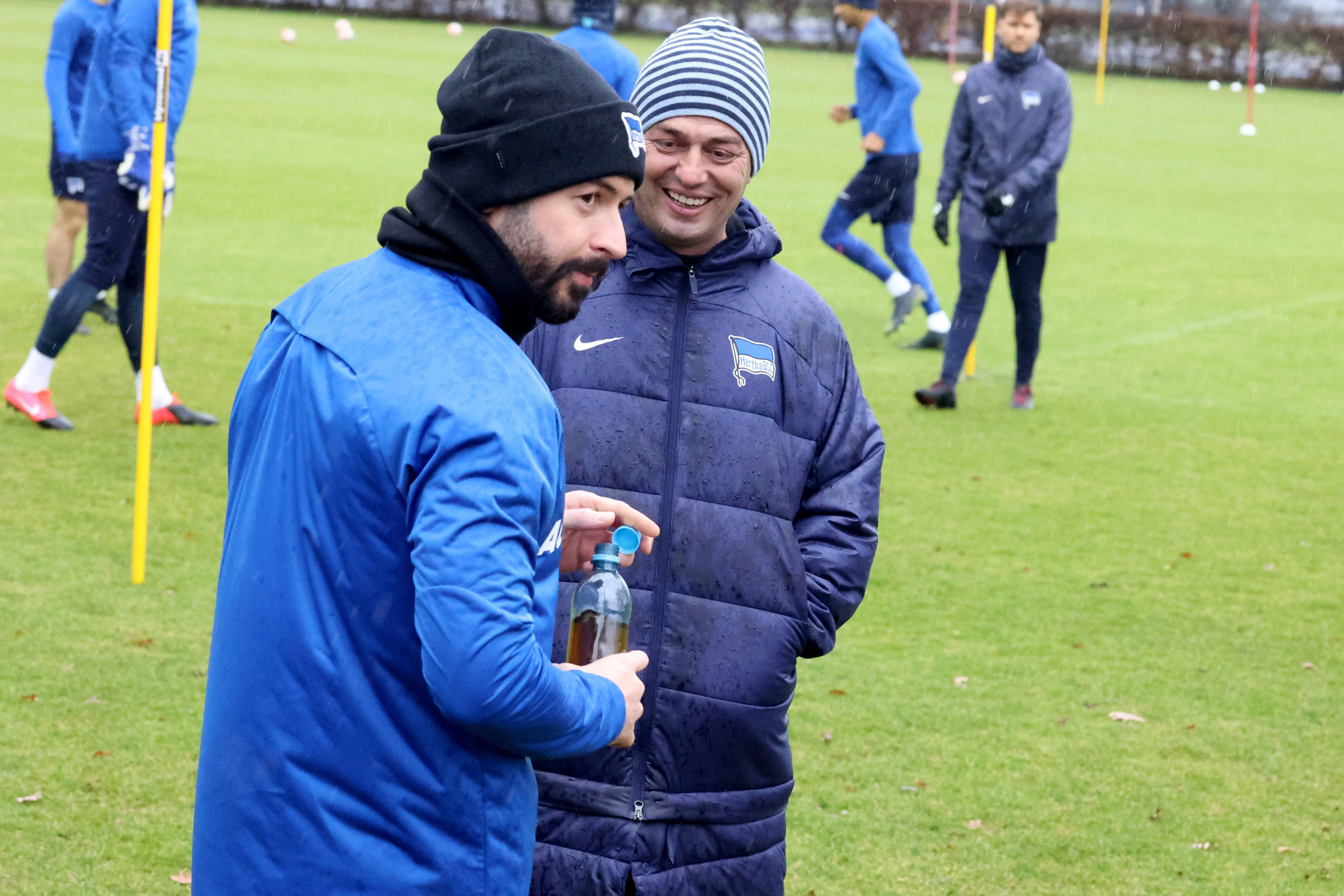 Der Kapitän der Profis, Marvin Plattenhardt (l.), beim Training der Hertha-Amateure