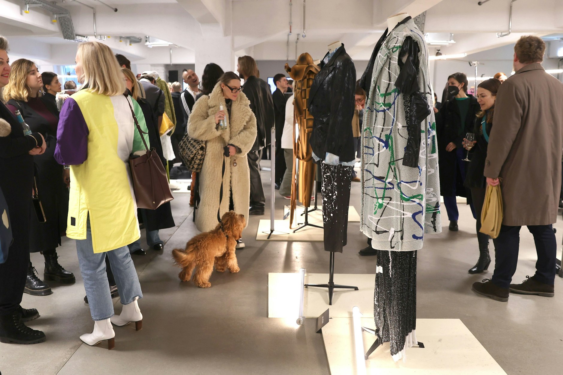 Der Hund muss bitte immer mit! Wie hier im Berliner Salon im Rahmen der Berlin Fashion Week.