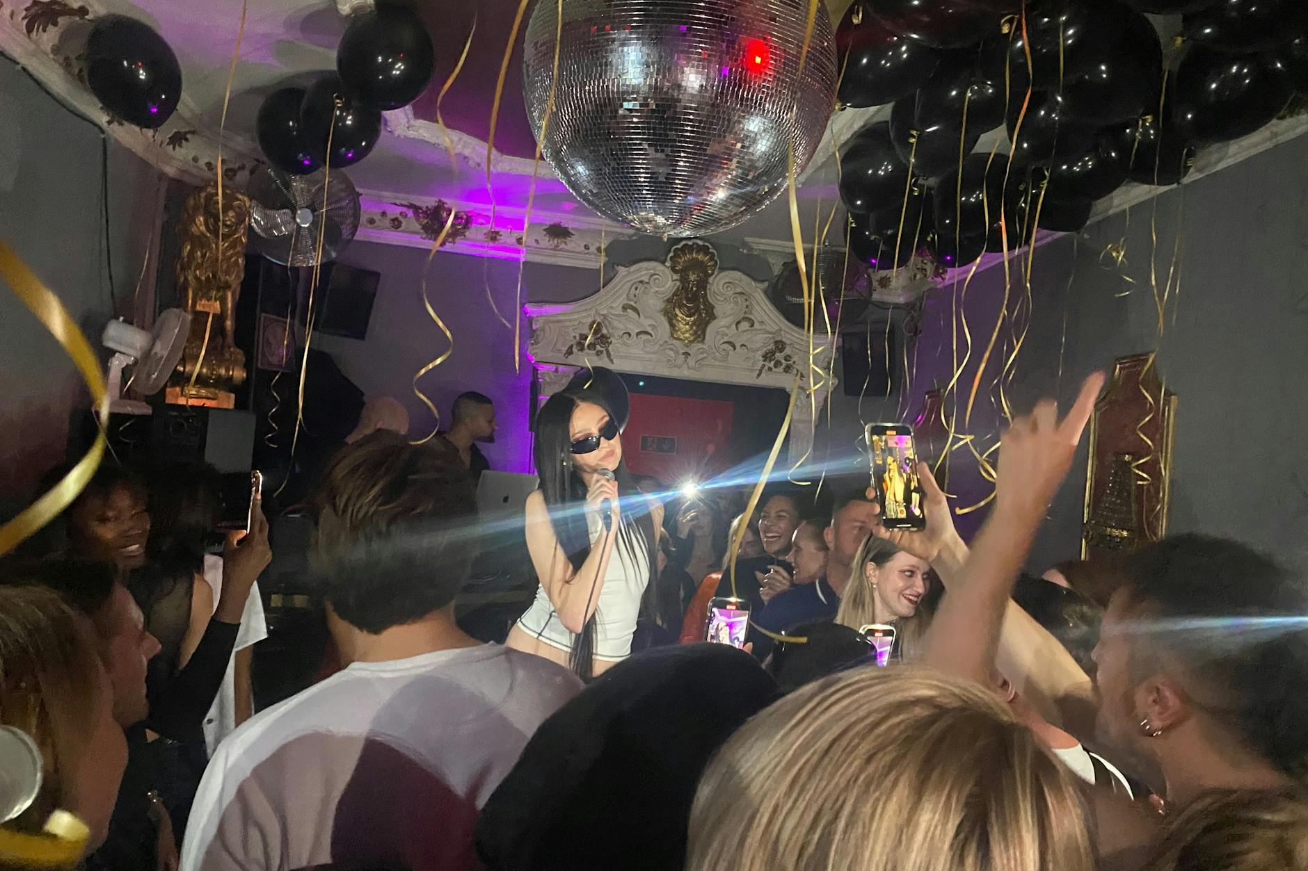 Das Model „Nasty Bory“ performt ihren Song im Kitty Cheng.