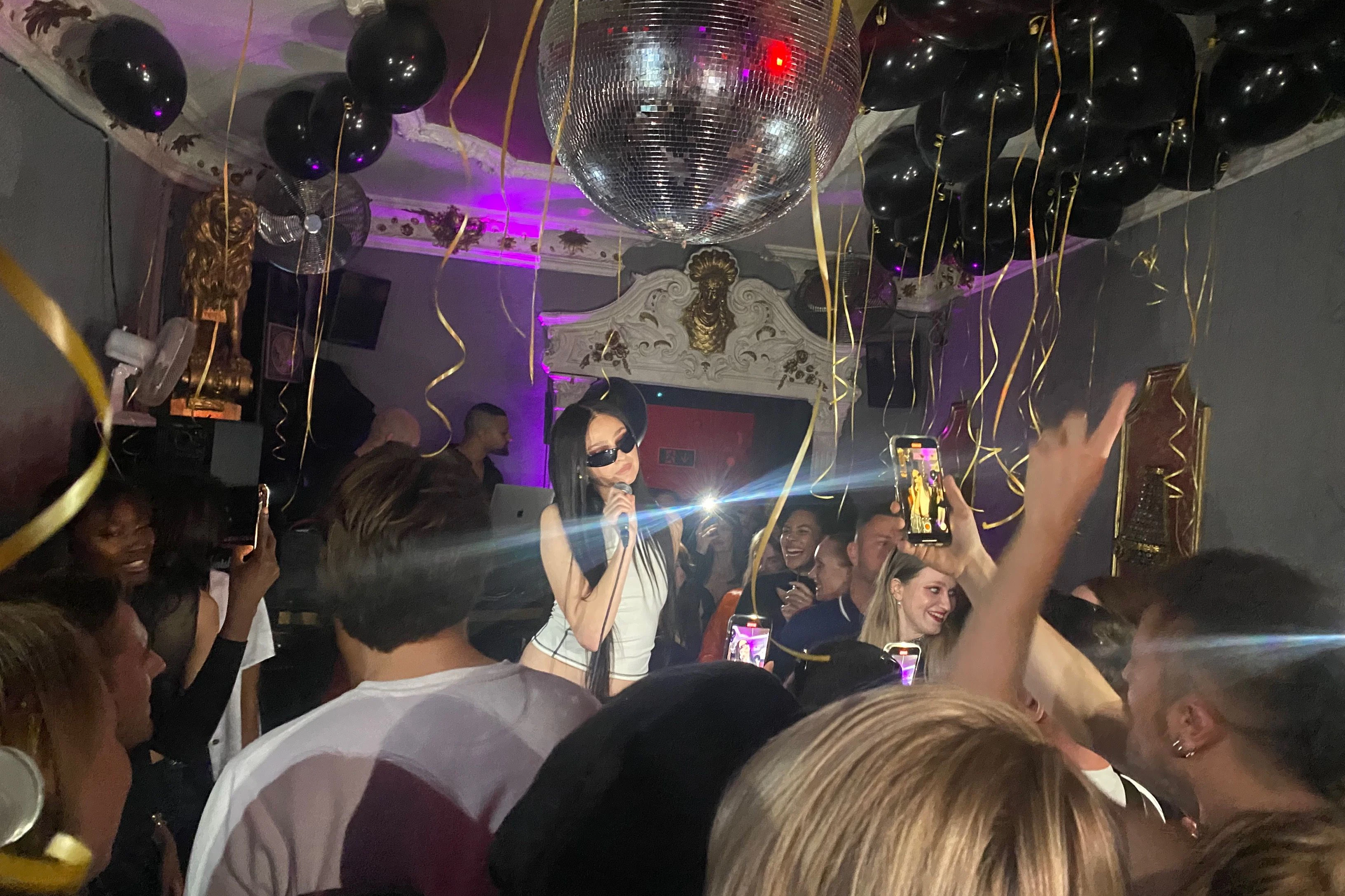 Das Model „Nasty Bory“ performt ihren Song im Kitty Cheng.