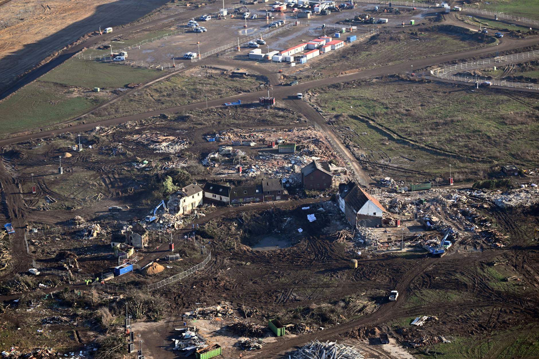 Bagger reißen die letzten Häuser des Dorfes Lützerath ab. 