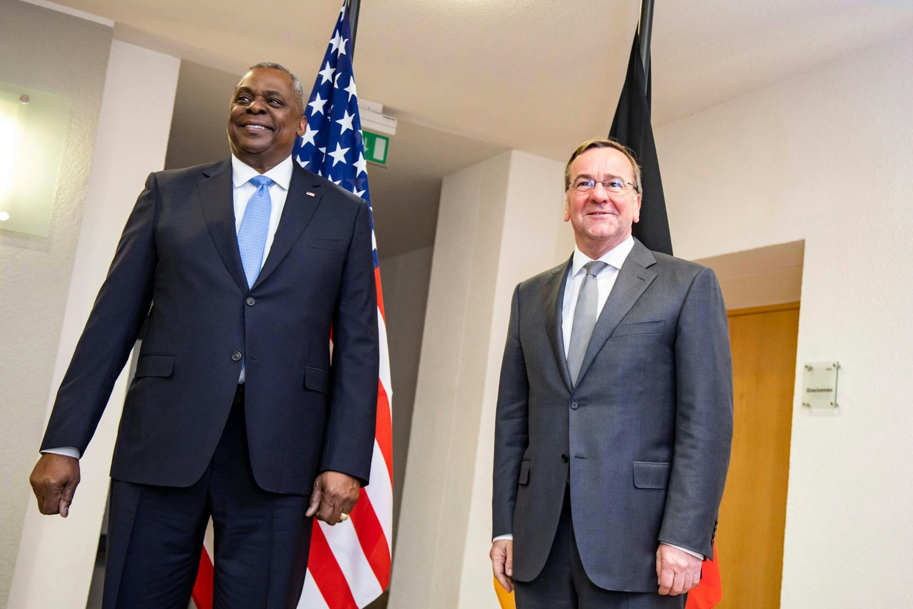 Der neue Verteidigungsminister Boris Pistorius (r.) und der US-Verteidigungsminister Lloyd J. Austin III. im Verteidigungsministerium in Berlin an diesem Donnerstag