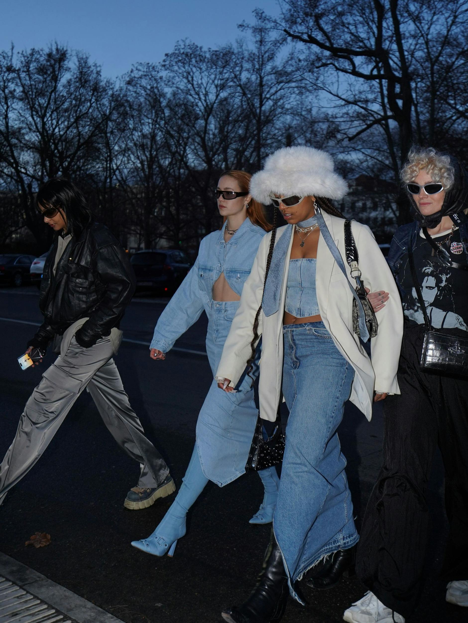 Denim-Looks mit Weiß kombiniert wirken im Winter besonders fresh. 