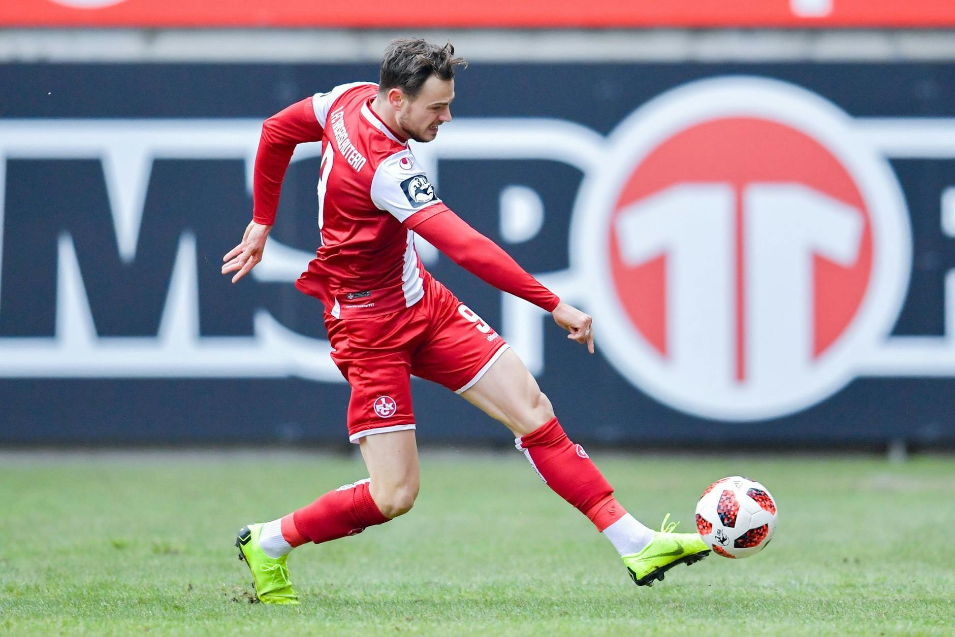 ARCHIV - Timmy Thiele schießt im Trikot des 1. FC Kaiserslautern aufs Tor.