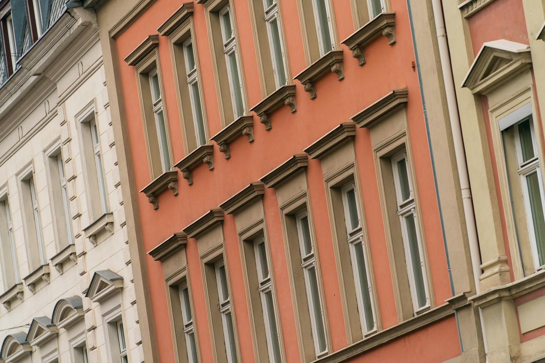Fassade eines Wohnhauses: Berlin plant 4560 neue Wohnheimplätze.