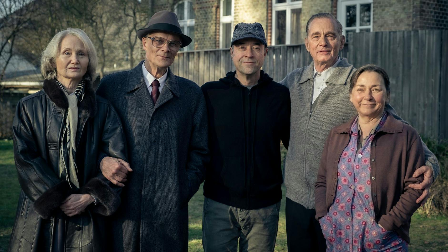 Jan Josef Liefers mit den Darstellern aus seinem Film „Honecker und der Pastor“ : Barbara Schnitzler (Margot Honecker), Edgar Selge (Erich Honecker), Hans-Uwe Bauer als Pastor Uwe Holmer und Steffi Kühnert als dessen Frau.