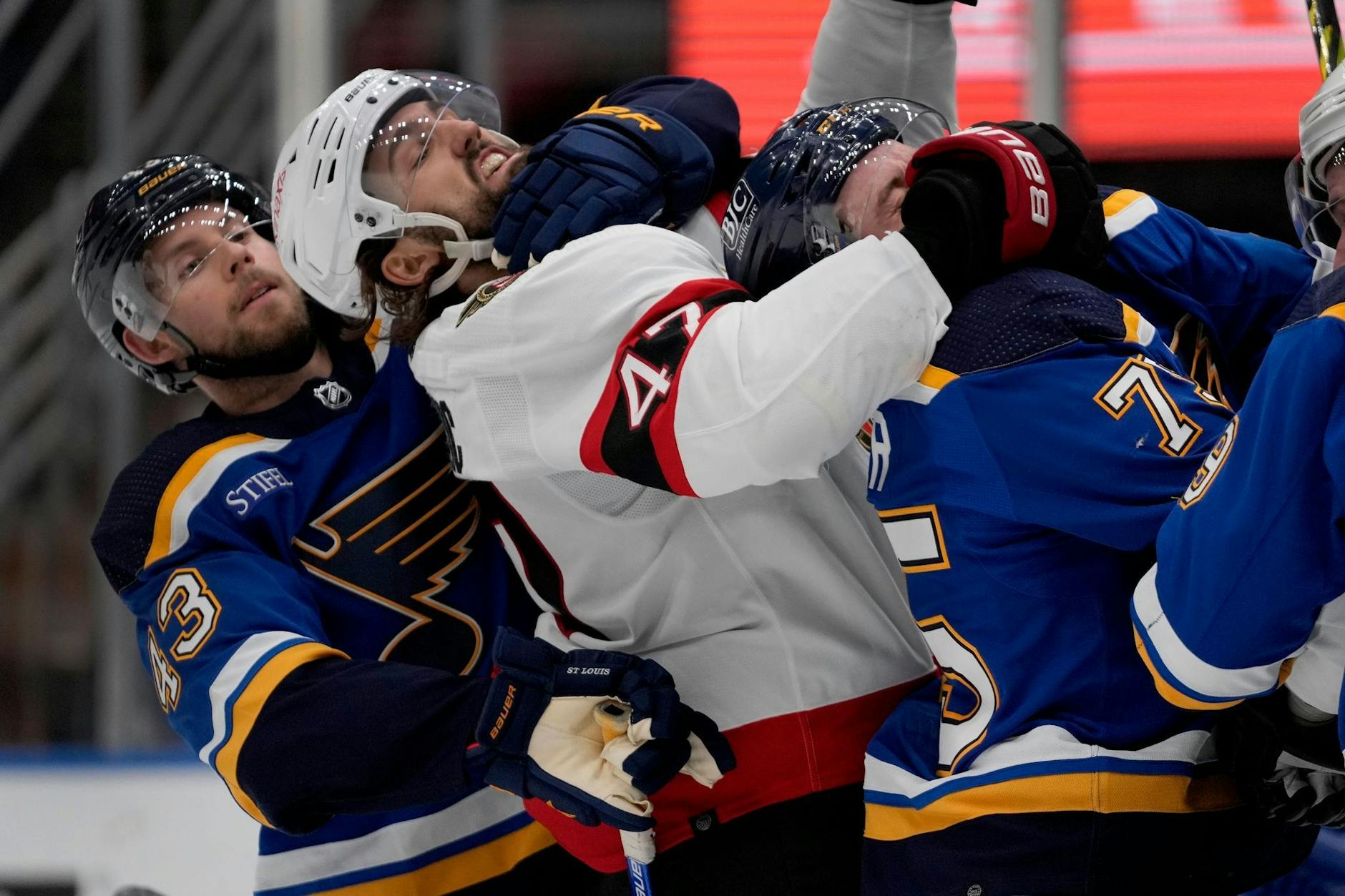 Mark Kastelic (47) von den Ottawa Senators wird von Calle Rosen (43) von den St. Louis Blues zurückgehalten, während dieser Kastelic Tyler Tucker (75) von den Blues in St. Louis festhält.