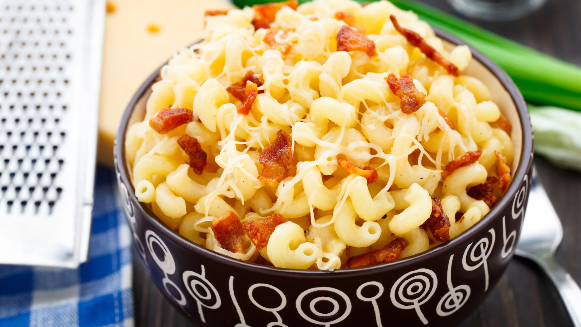 Leckere Idee für das Rezept: Die Käsemakkaroni können auch mit Röstzwiebeln verfeinert werden.