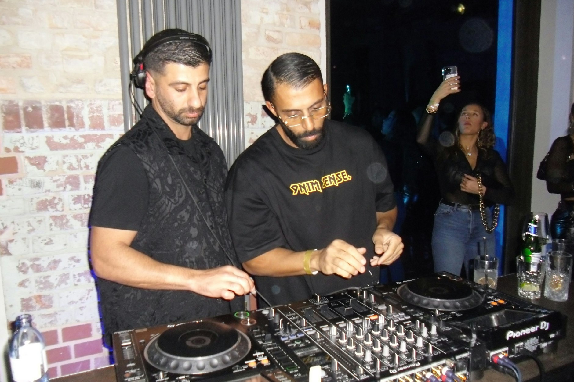 Inan und Afshin Momadi (v.r.) sorgten als DJ-Duo IAM für gute Musik bei der Premium-Party.