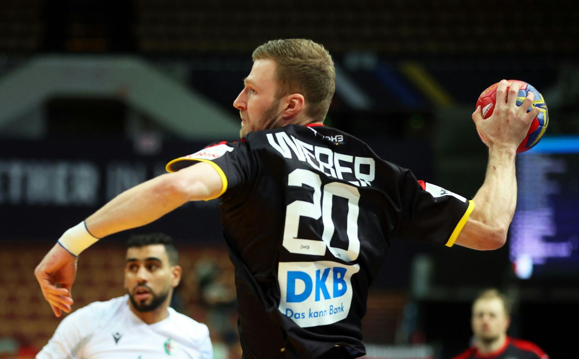 Philipp Weber wirft auf das Tor.