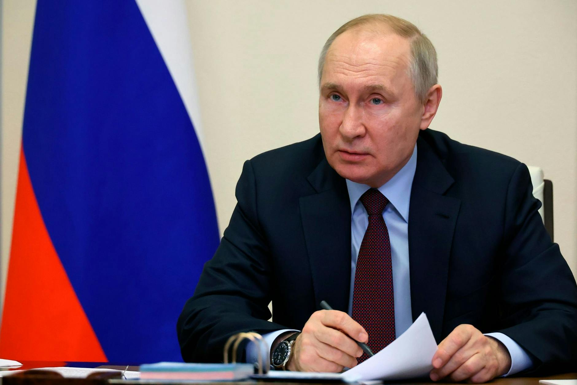 Wladimir Putin hat den Krieg gegen die Ukraine einmal mehr als einen Kampf gegen «Neonazis» verteidigt. Kremlin/AP/dpa