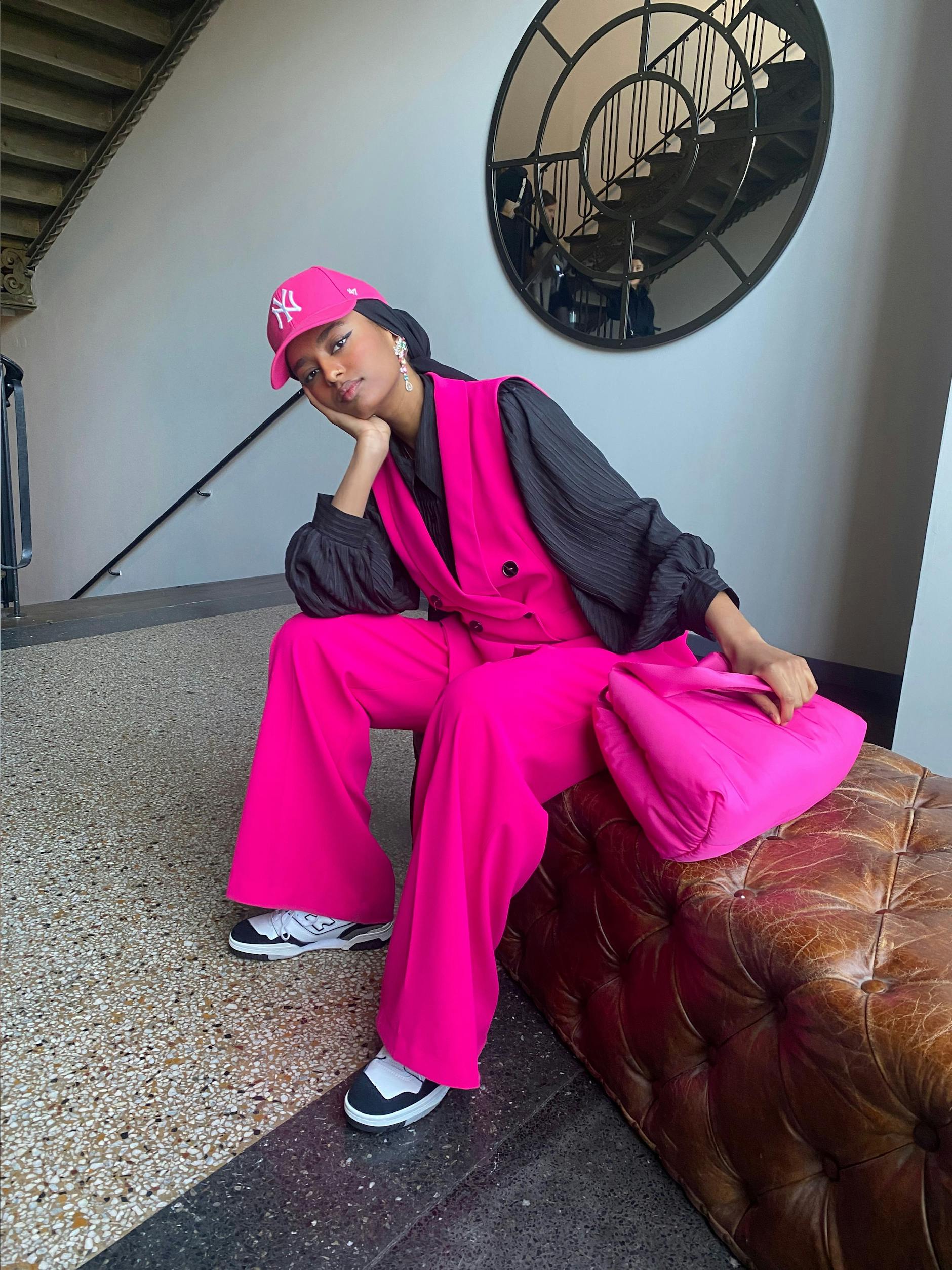 Ungewöhnlich für Berlin, ganz in Valentino-Pink gekleidet.