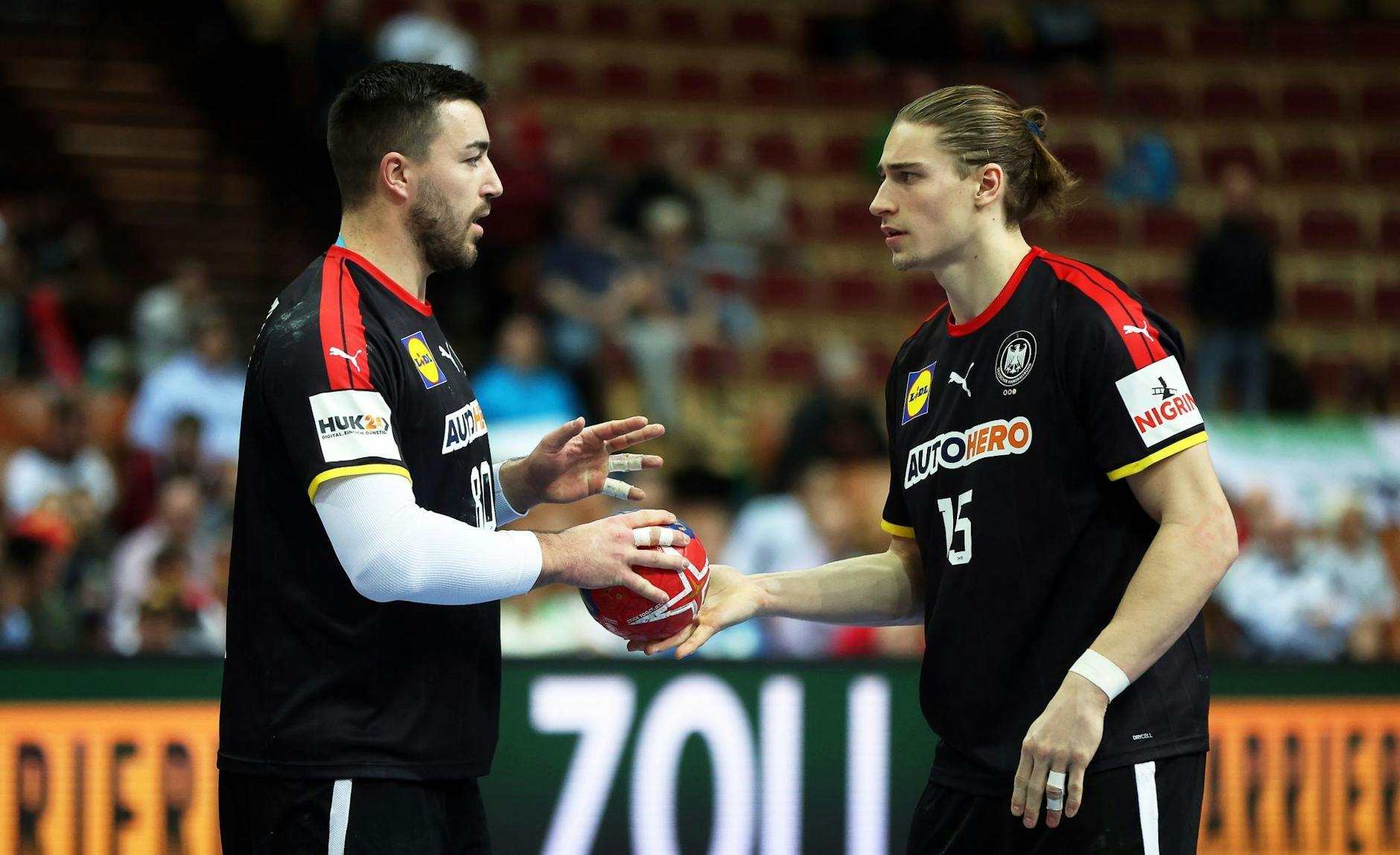Jannik Kohlbacher (l) war mit zehn Toren der beste Werfer des DHB-Teams.
