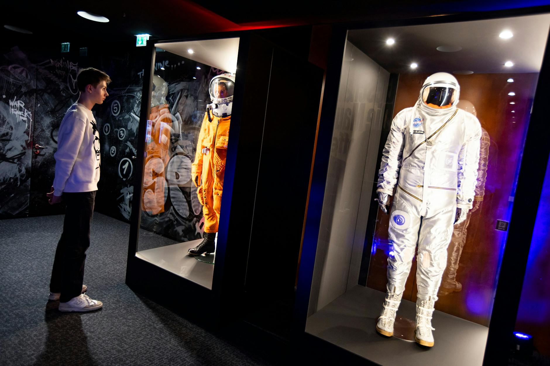 Ludwig Sohn betrachtet die Astronauten-Anzüge im Cold War Museum.