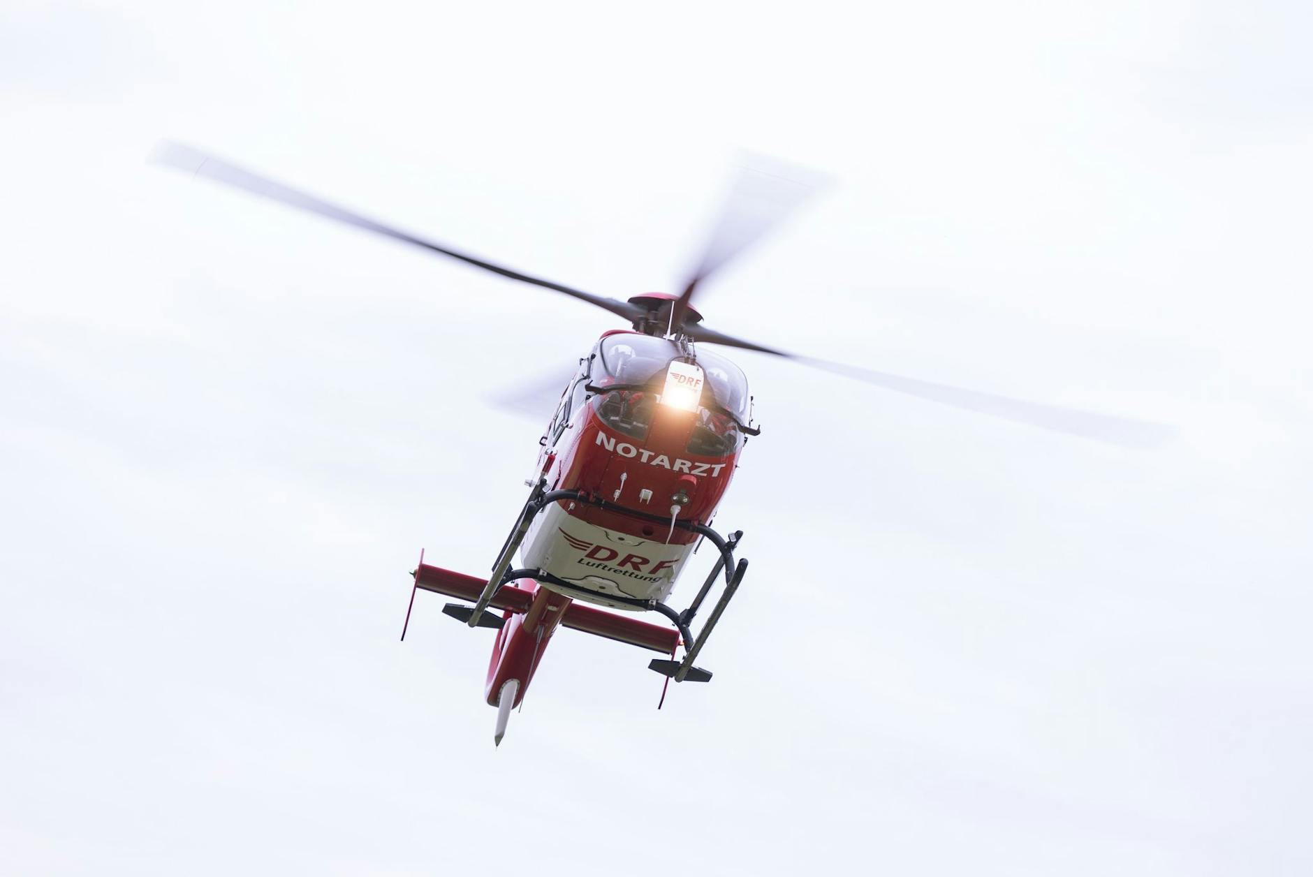ARCHIV - Ein Rettungshubschrauber landet auf einem Helikopterlandeplatz.