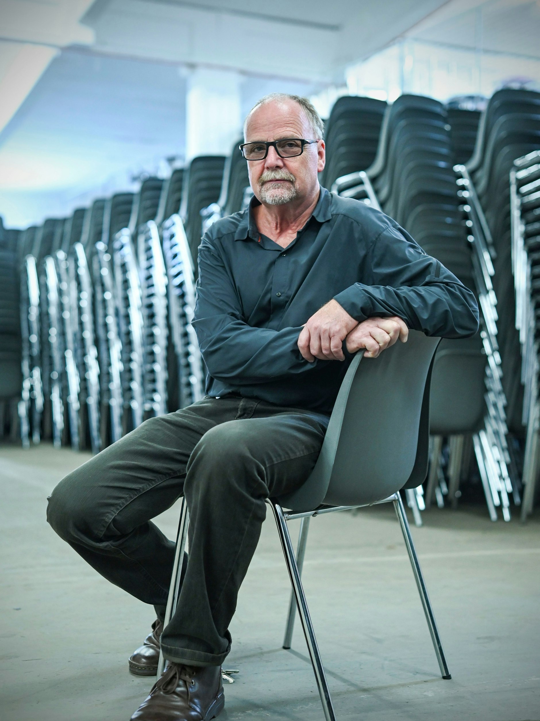 Herr der Stühle: Norbert Gruchmann im Lager der Firma Expofair in der Nähe des Sachsendamms.