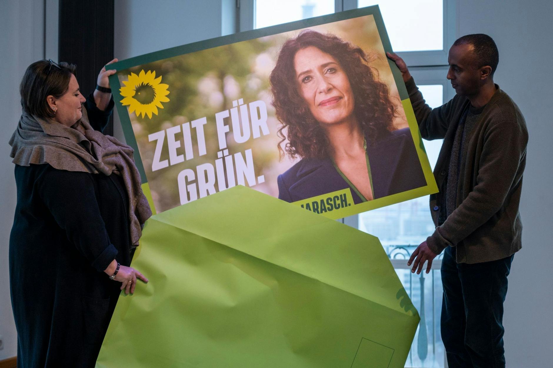 ARCHIV - Susanne Mertens (l), Landesvorsitzende von Bündnis 90/Die Grünen in Berlin, und Philmon Ghirmai, Landesvorsitzender von Bündnis 90/Die Grünen in Berlin, stellen die Kampagne der Grünen zur Wiederholung der Wahl zum Berliner Abgeordnetenhaus vor.