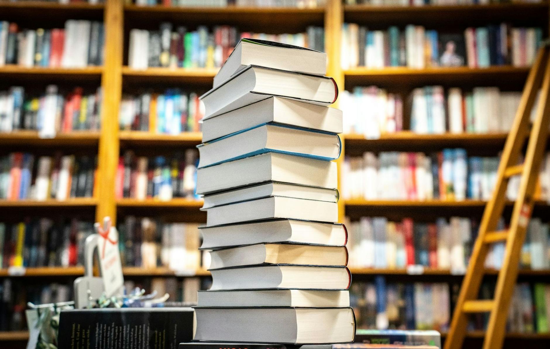 PRODUKTION - Ein Stapel mit neu erschienenen Büchern liegt in einer Buchhandlung in Frankfurt auf einem Verkaufstisch.