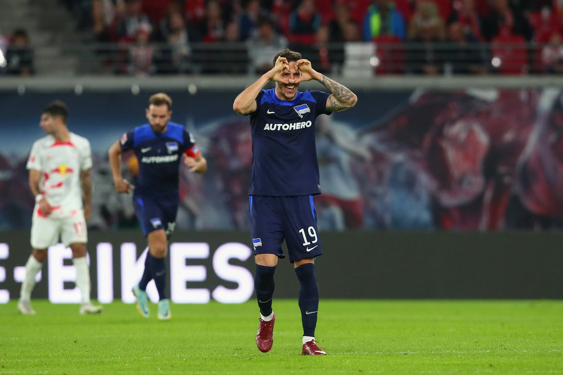 Herthas Angreifer Stevan Jovetic hat das Auswärtsspiel in Bochum im Visier. Er kann endlich wieder lachen, hat seine Verletzung überstanden.