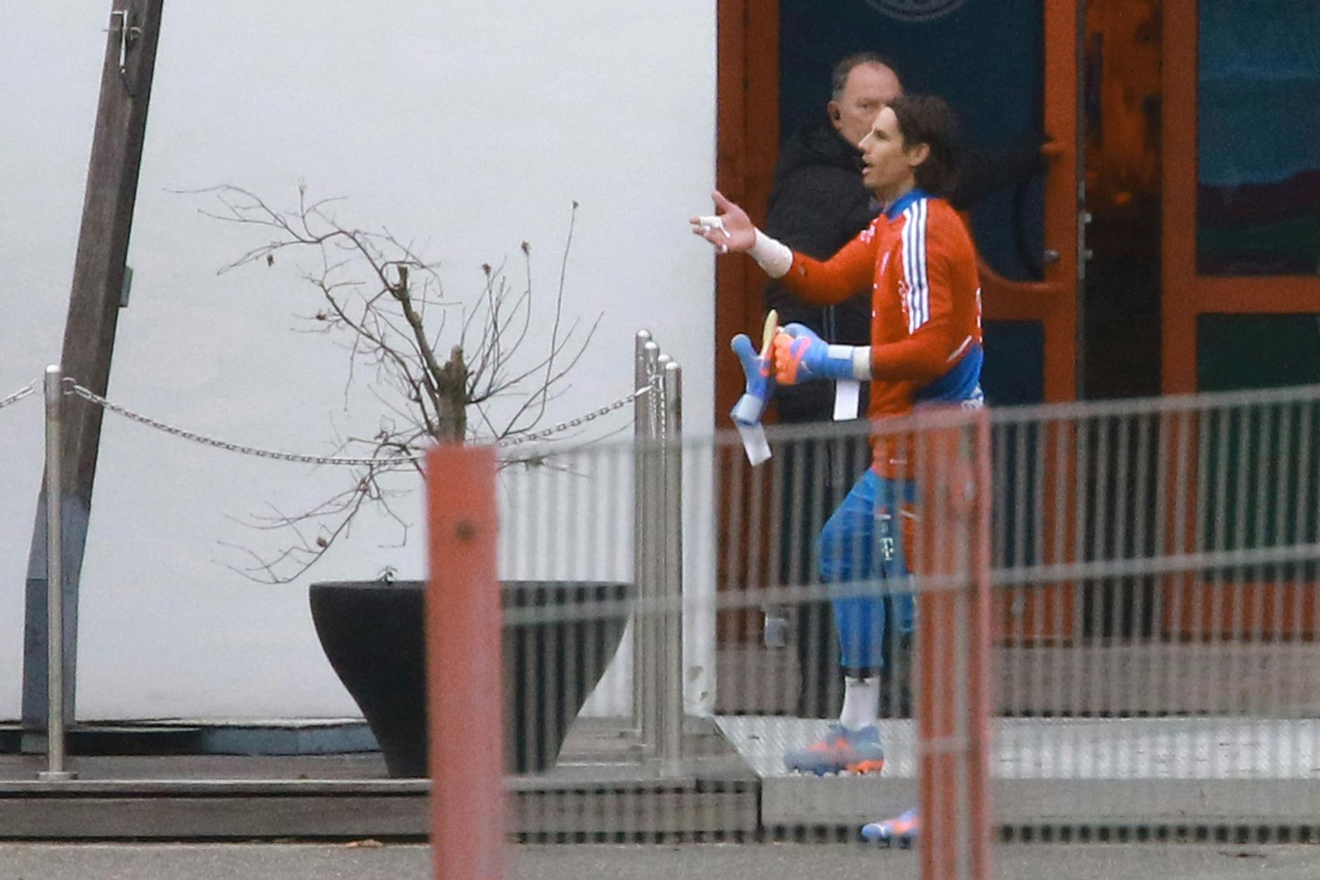 Auf dem Weg zu seinem ersten Training beim FC Bayern München: Torhüter Yann Sommer.