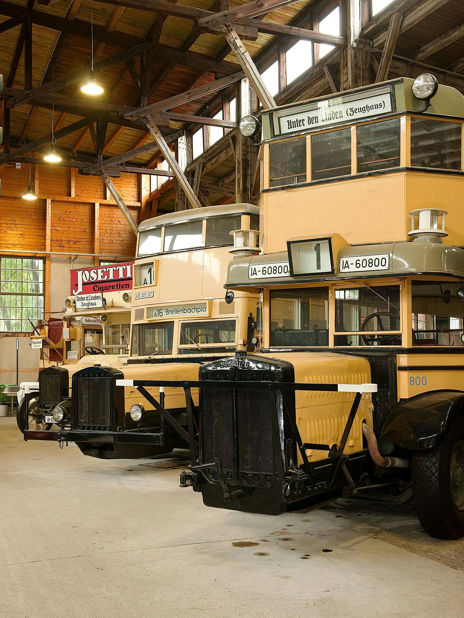 Die berühmten Berliner „Doppeldecker Schnauzenbusse“.