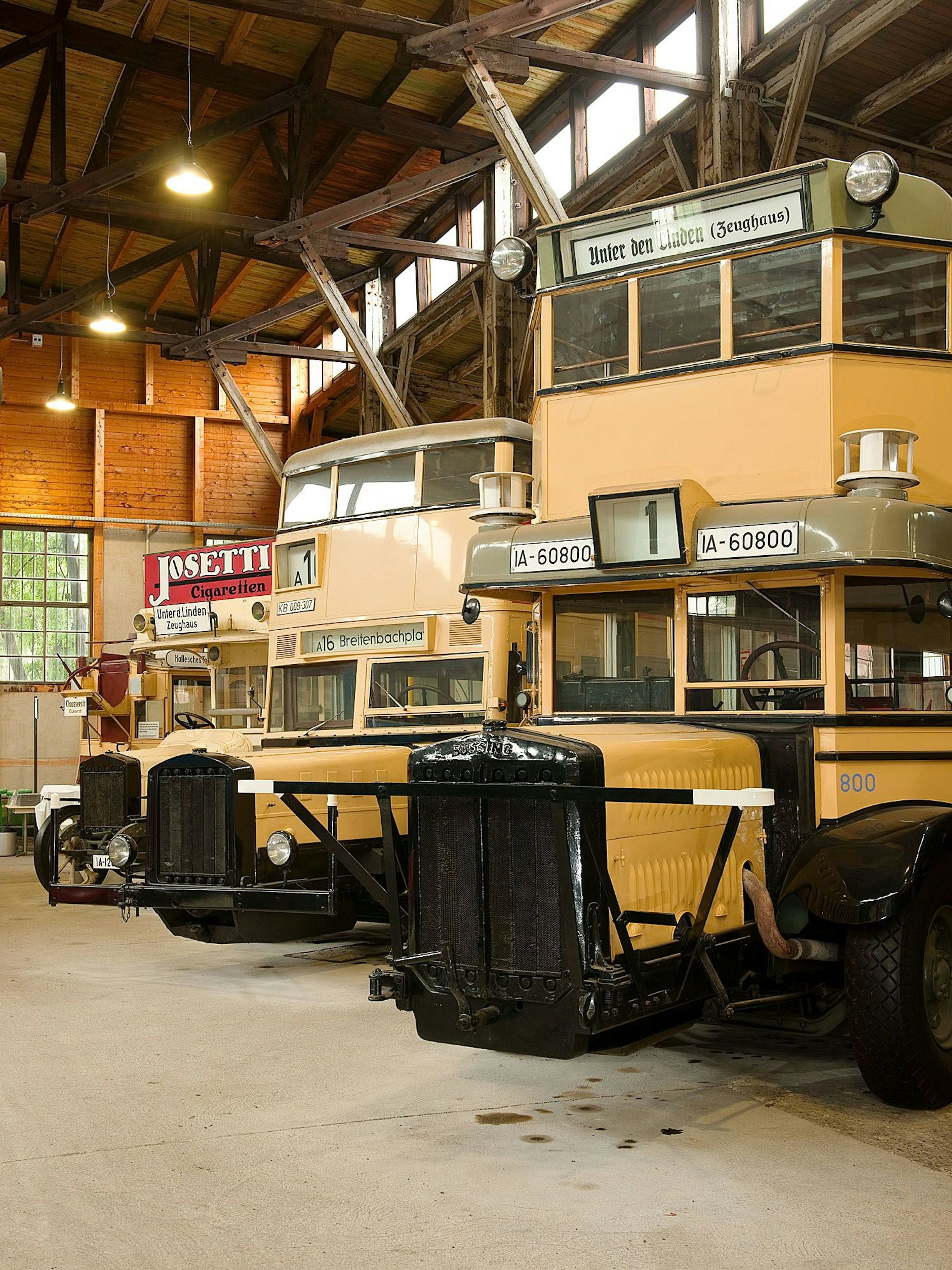 Die berühmten Berliner „Doppeldecker Schnauzenbusse“.