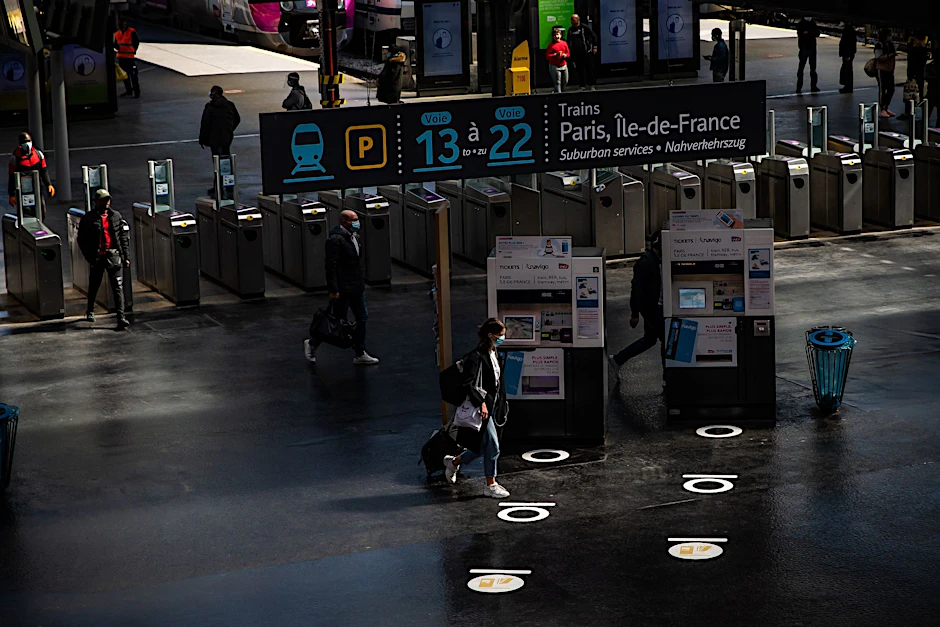 ARCHIV - Fahrgäste gehen durch die Halle des Pariser Bahnhofs «Gare du Nord».  