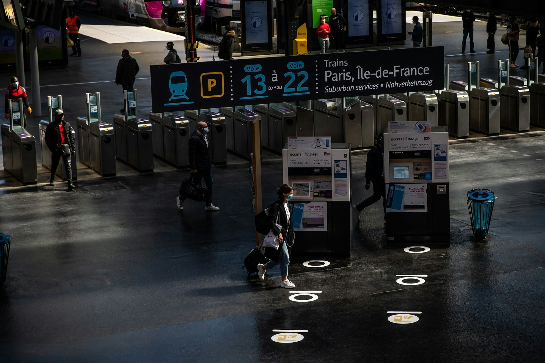 ARCHIV - Fahrgäste gehen durch die Halle des Pariser Bahnhofs «Gare du Nord».  